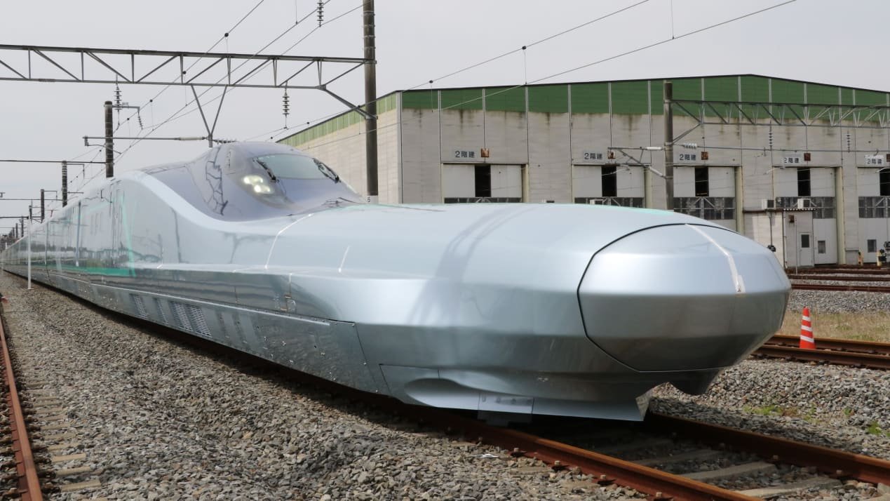 Японские ученые сконструировали поезд с носом длиной 22 метра