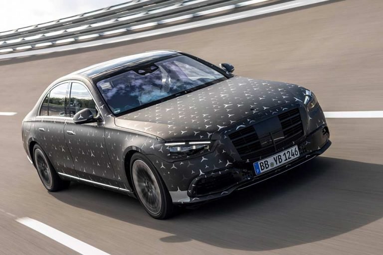 Инновационная реальность в Mercedes – проекция виртуальных элементов перед авто